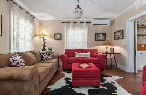 Fredericksburg House | Calmbach Cottage, great backyard plus hot tub