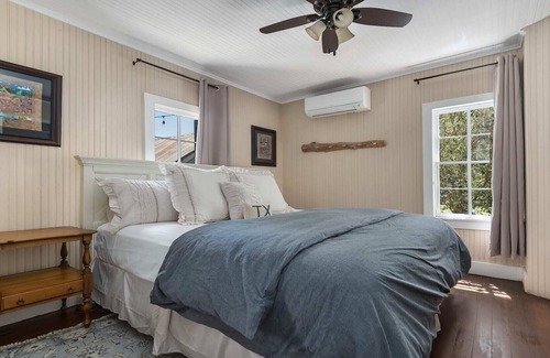 Fredericksburg House | Calmbach Cottage, great backyard plus hot tub