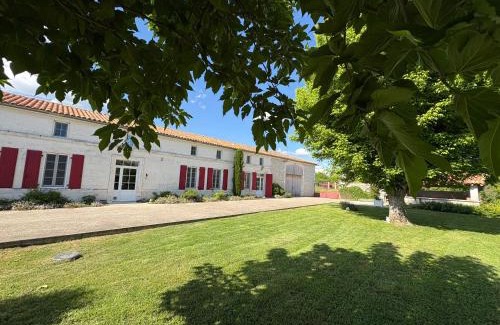 Bellevigne House | Calme et confort en Charente , Gîte Les Vignes avec piscine