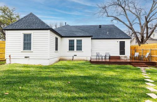 Arlington Heights House | Calmont Urban Farmhouse