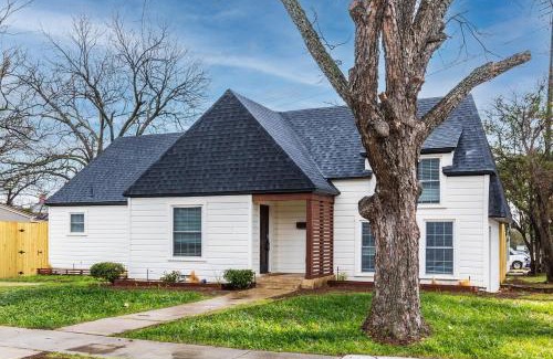 Arlington Heights House | Calmont Urban Farmhouse