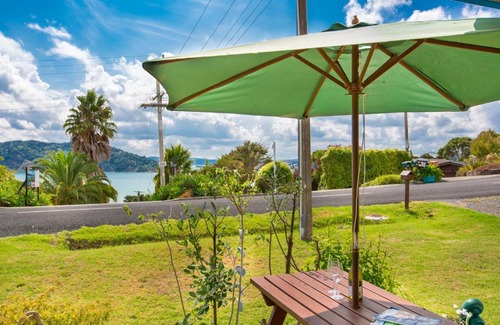 Raglan House | Calypso Cottage - Raglan Holiday Home