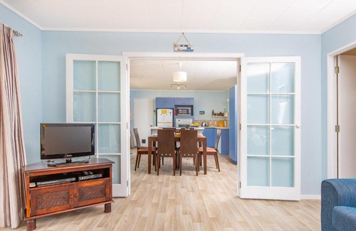 Raglan House | Calypso Cottage - Raglan Holiday Home