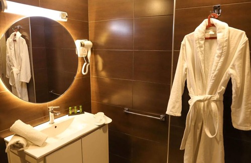 Ain El Turk Hotel | Calypso Home