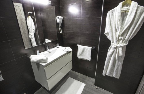Ain El Turk Hotel | Calypso Home