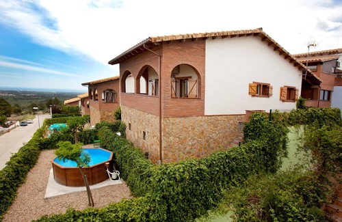 Riudecanyes Cottage | Camamilla: Rural House near Port Aventura with Sea and Mountain Views
