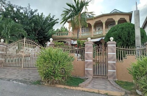 Runaway Bay House | Cambridge mi casa ur casa w/pool & beach access 2