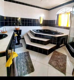 Runaway Bay House | Cambridge mi casa ur casa with pool and beach access