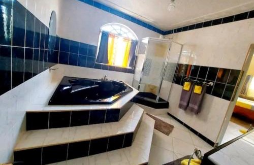Runaway Bay House | Cambridge mi casa ur casa with pool and beach access