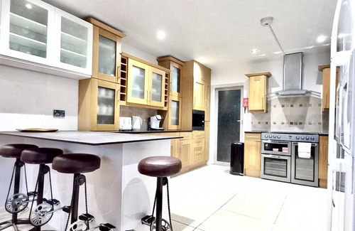 Cambridge House | CAMBRIDGE PREMIUM LUXURY 4 Bedroom Large House with Parking| 5 mins to River Cam