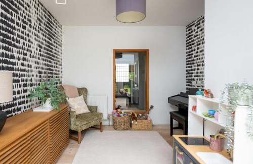 Cambridge House | Cambridge Skylit Serenity: Family-Friendly Retreat