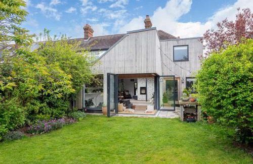 Cambridge House | Cambridge Skylit Serenity: Family-Friendly Retreat