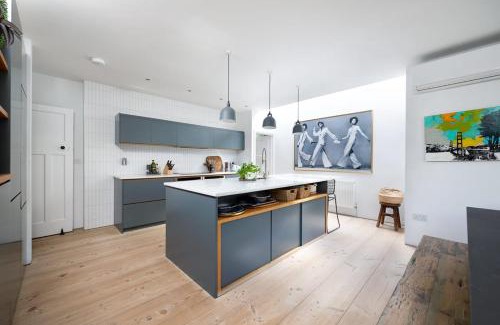 Cambridge House | Cambridge Skylit Serenity: Family-Friendly Retreat