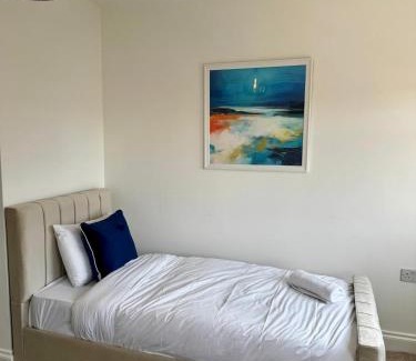 Camden Town Apartment | Camden Town 1-Min to Station Sleeps 5