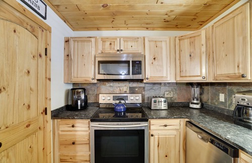 Tannersville House | CAMELBACK CABIN “Brand New”