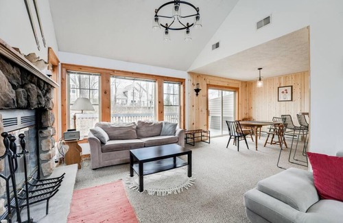 Tannersville Ski Chalet | Camelback Mtn Cabin w views near slopes