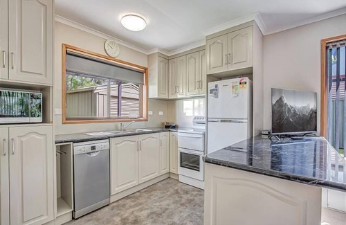 Bright Apartment | Camelia Place, Bright