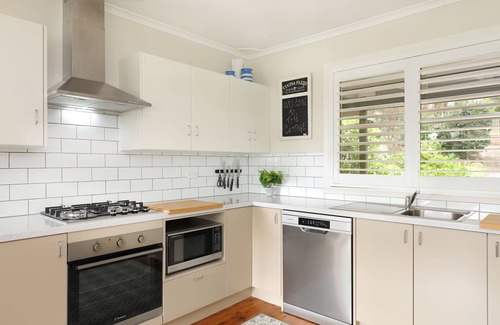 Wentworth Falls Cottage | Camellia Cottage. Quiet, Dog Friendly Haven.