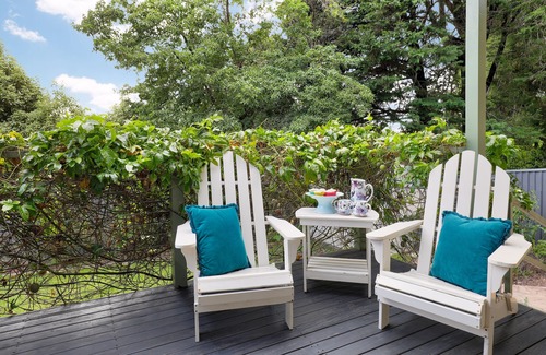Wentworth Falls Cottage | Camellia Cottage. Quiet, Dog Friendly Haven.