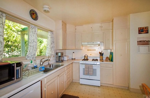Guerneville House | Camellia House Guerneville on the Russian River (Cert.# 8 96N)
