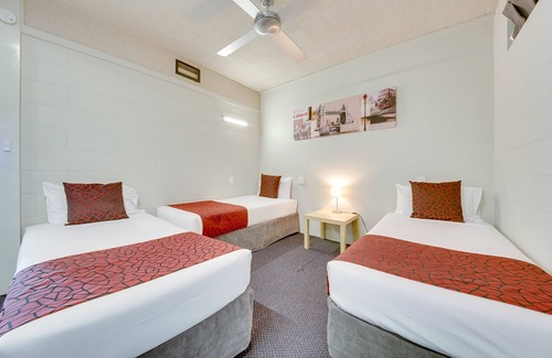 South Gladstone Hotel | Camelot Motel