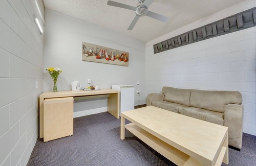 South Gladstone Hotel | Camelot Motel
