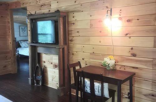 Tallassee House | Cameron's Cottage at The Lake