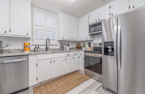 Columbus Cottage | Camille Cottage ~ Ideal for Short-Term Stays or Traveling Professionals