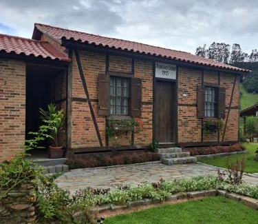 Sao Bonifacio House | Caminhos da Serra do Tabuleiro - Casa Centenária Enxaimel 1915