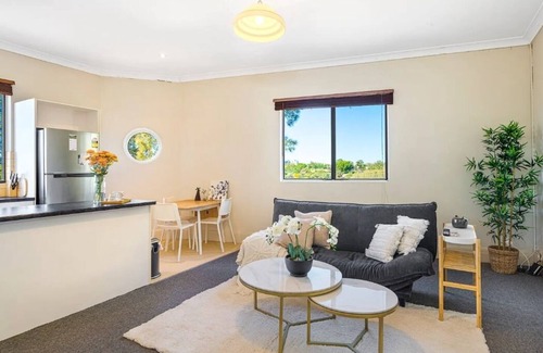 Cammeray Apartment | Cammeray｜Stay Above a Trendy Café, 2 free Cups/day