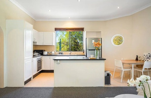 Cammeray Apartment | Cammeray｜Stay Above a Trendy Café, 2 free Cups/day