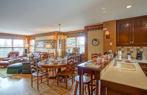 Snowshoe House | Camp 4 # 11: 3 Bedrooms + Bonus Sleeping Den, 3.5 Baths: Slope Side
