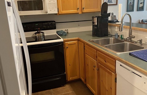 Snowshoe House | Camp 4 #7: 2 Bedrooms, 2.5 Baths: Slope Side, Gas Fireplace.