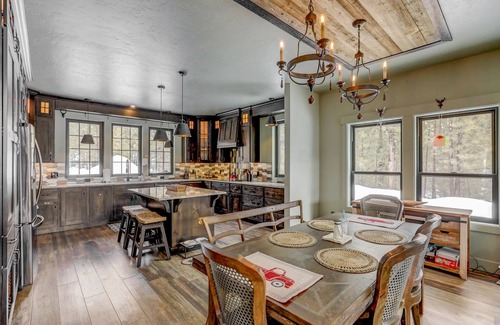 Cascade House | Camp 95 - Stunning Mountain Home - 4.5 Acres - Views - Hot Tub - Pet friendly - Private