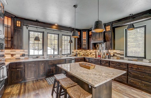 Cascade House | Camp 95 - Stunning Mountain Home - 4.5 Acres - Views - Hot Tub - Pet friendly - Private