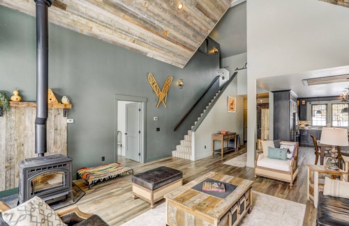 Cascade House | Camp 95 - Stunning Mountain Home - 4.5 Acres - Views - Hot Tub - Pet friendly - Private