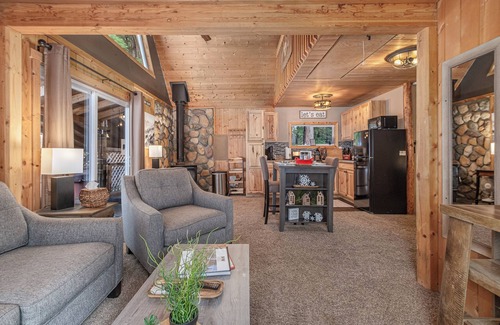 Ardenvoir Cabin | Camp David-Comfy Couple's Retreat, Hot Tub, ROKU