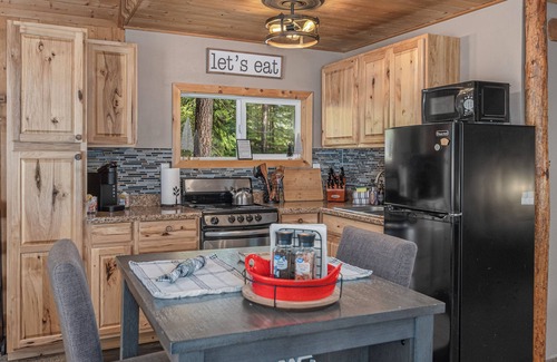 Ardenvoir Cabin | Camp David-Comfy Couple's Retreat, Hot Tub, ROKU