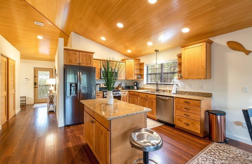 Branford Cabin | Camp Manatee - Riverfront Cabin, Stunning Views, Pet-Friendly, Hot tub + Kayaks!