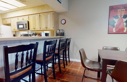 New Braunfels Condo | Camp Warnecke - C202 along the Comal River : Free Tubes with Rental!