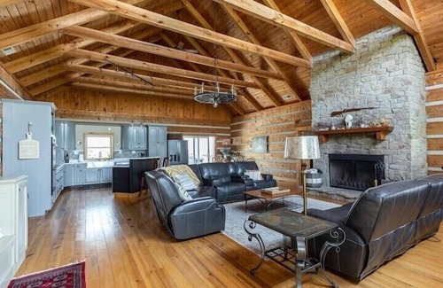 Lancaster House | Campbell Cabin: A Perfect Retreat