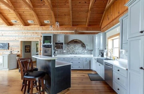 Lancaster House | Campbell Cabin: A Perfect Retreat