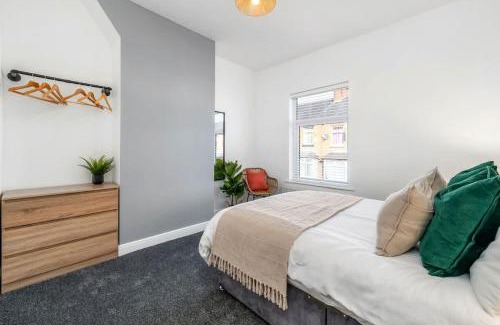 Stoke-on-Trent House | Campbell House by Truestays - NEW 2 Bedroom House in Stoke-on-Trent