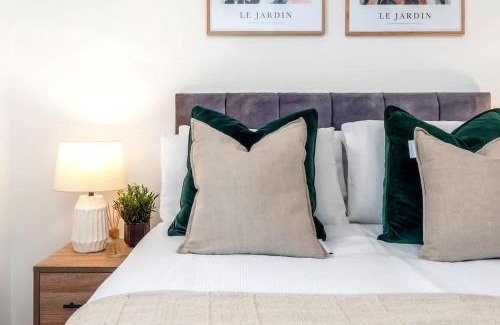 Stoke-on-Trent House | Campbell House by Truestays - NEW 2 Bedroom House in Stoke-on-Trent