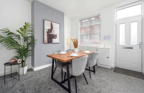 Stoke-on-Trent House | Campbell House by Truestays - NEW 2 Bedroom House in Stoke-on-Trent