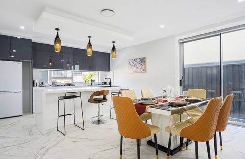 Campbelltown House | Campbelltown/5BR/Double Living Room/Convenient Transportation/Free Parking/
