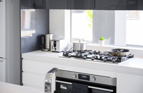 Campbelltown House | Campbelltown/5BR/Double Living Room/Convenient Transportation/Free Parking/