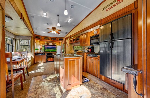 Gatlinburg - Pigeon Forge House | Camping Adventure-Mountains-Close to Gatlinburg, Enjoy hiking, fishing, campfire