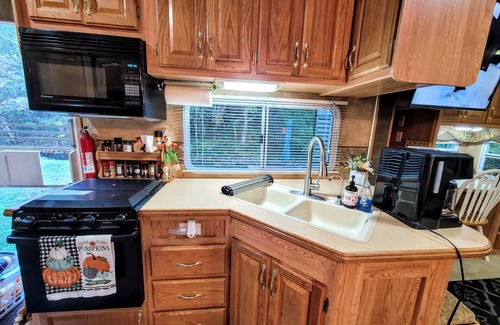 Del Rio House | Camping Creekside at Del Rio Happy Camper