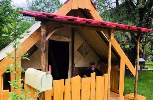 Ornans House | Camping Ecologique la Roche d'Ully* - Lodge de l'Orpailleur - 15m² - 2 bedrooms - without bathrooms, a Wild West atmosphere! 4 people